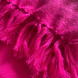 彩色覆盆子粉色羊毛圍巾 第7張的照片