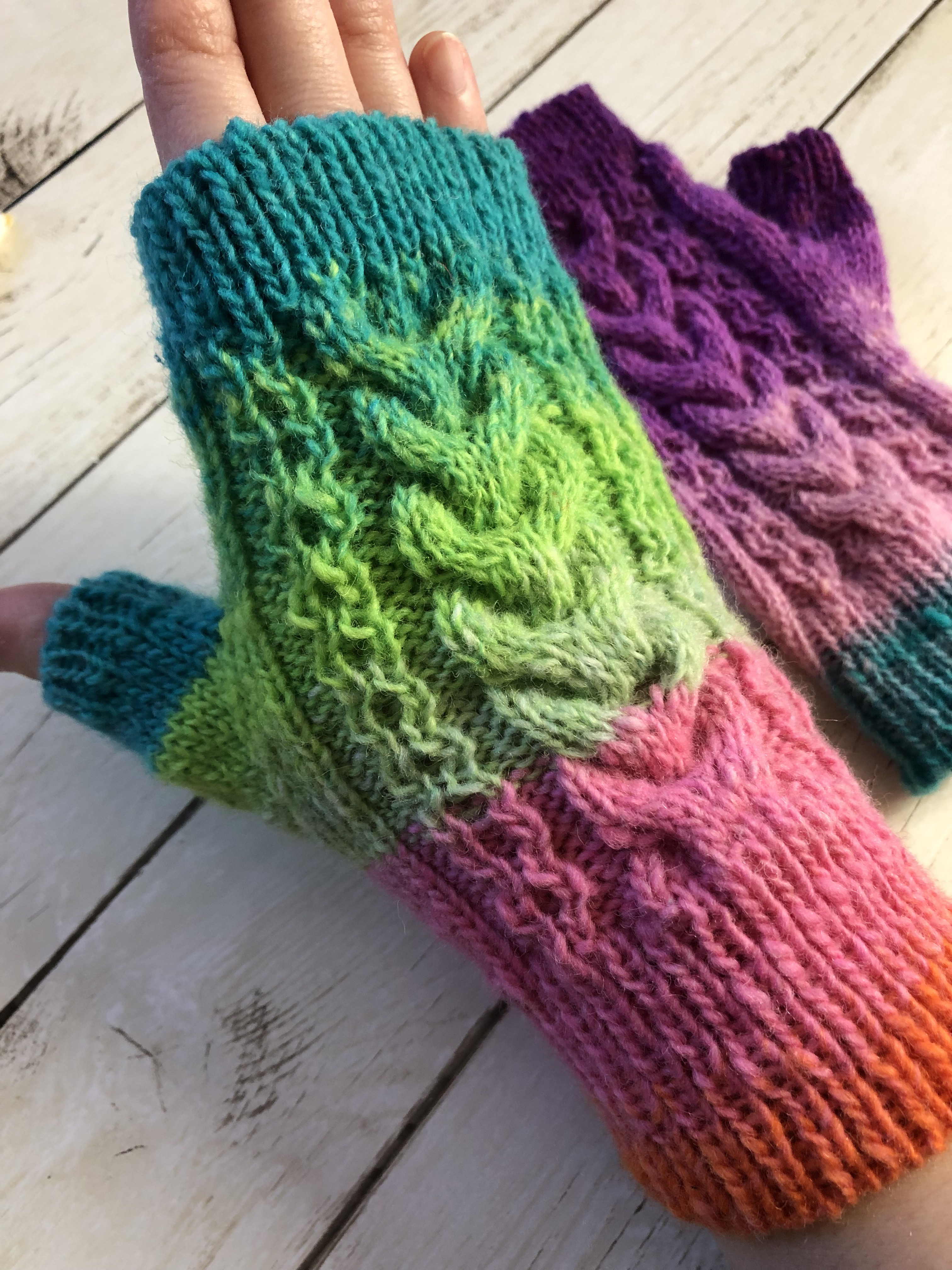 左右別色カラフルハンドウォーマー　プレゼントにも！　野呂英作毛糸　指なし手袋　手編み　ハンドカバー