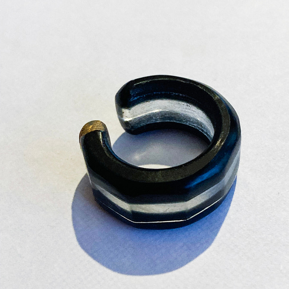 ［受注制作］削り出しガラス　イヤーカフN&B (指輪10号相当)　メンズ　レディース　カスタマイズ対応 1枚目の画像