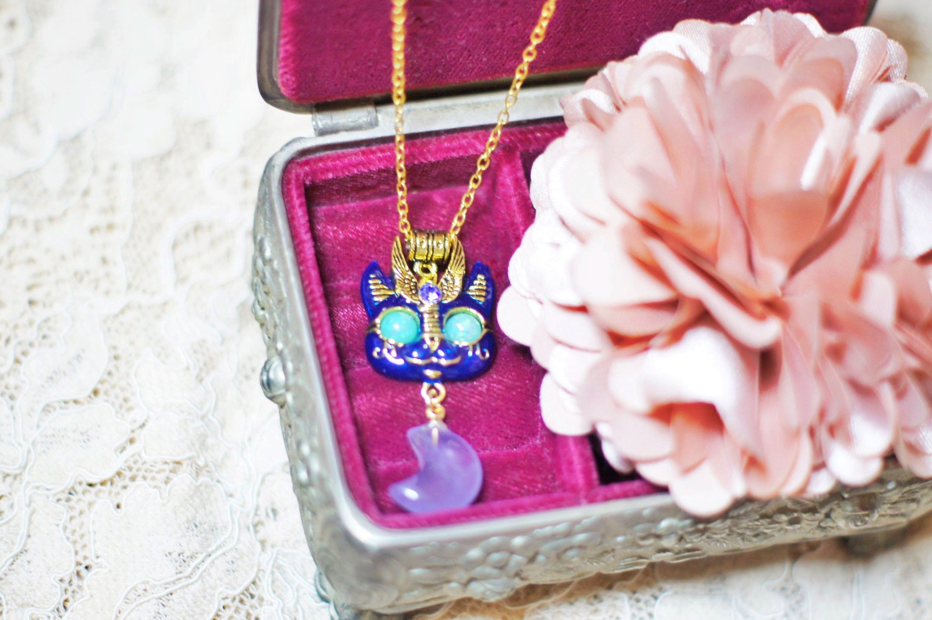 エジプトの猫の女神バステトとフローライトの三日月のお守りネックレス(パープル) 4,956円