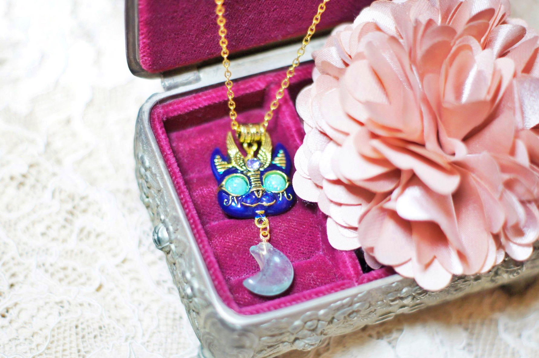 エジプトの猫の女神バステトとフローライトの三日月のお守りネックレス(グリーン)