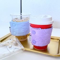 〈選べる6色&カスタムボタン〉ハートとギンガムのふんわりコーヒーカップスリーブ 3枚目の画像