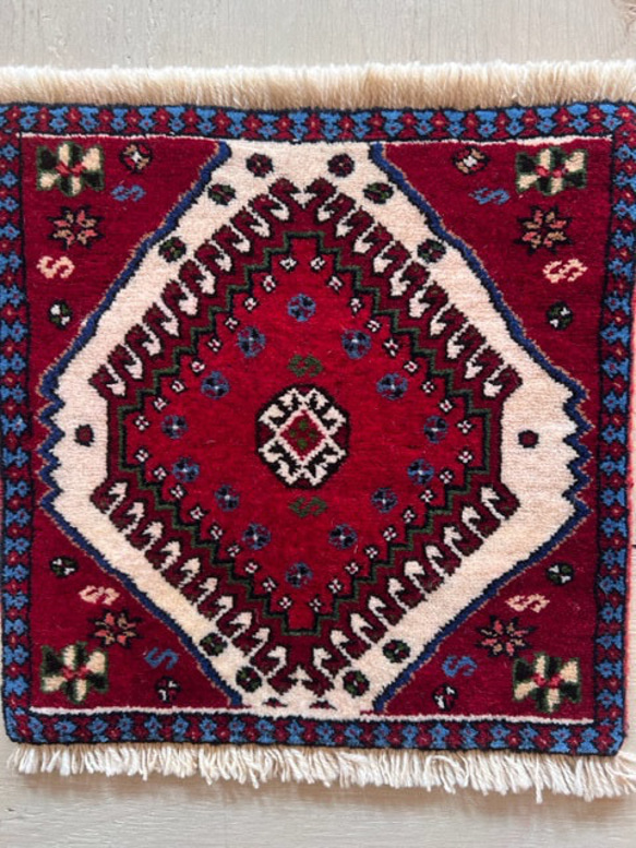 ヤラメ絨毯【40×40】No.13　トライバルラグ・民族系・部族・チェアマット・ベンチ 2枚目の画像