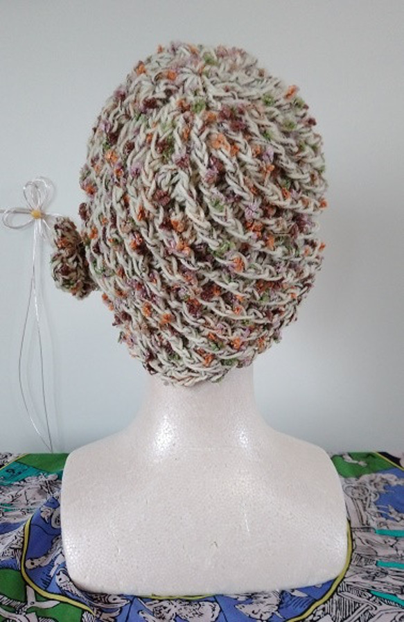 引き上げ編みで編んだ、トルネード風帽子。花モチーフ付き～～！ 3枚目の画像