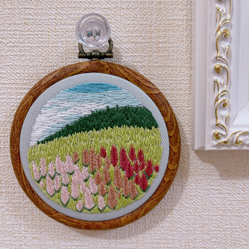 丘のお花畑 刺繍ミニタペストリー タペストリー・壁掛け