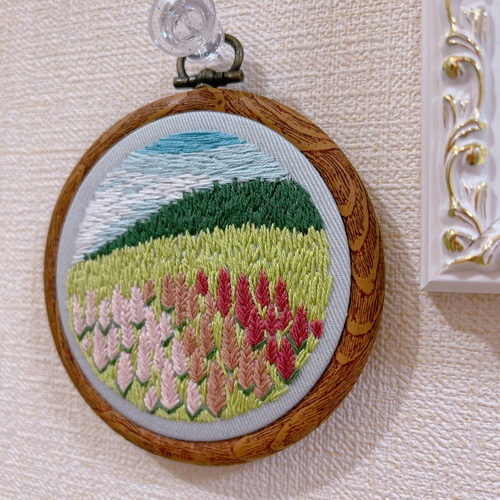 丘のお花畑 刺繍ミニタペストリー タペストリー・壁掛け