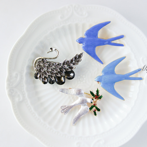 優雅な黒い白鳥のブローチ』 ブローチ yokuri 通販｜Creema(クリーマ)