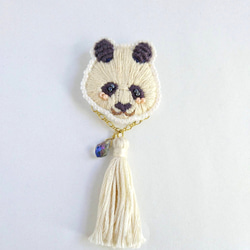 パンダとタッセルの刺繍ブローチ 1枚目の画像