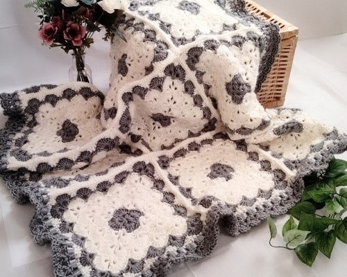 値下げしました 14800円⇒12800円 大きいモチーフ／手編み／白とグレー