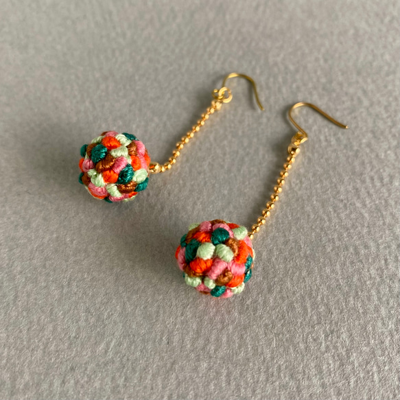 ドットステッチ刺繍ボールピアス（バーミリオン） 1枚目の画像