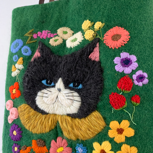 黒猫さんとお花刺繍 羊毛フェルト生地のバッグ ハンドバッグ はな