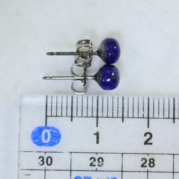 （獨一無二的商品）青金石耳釘（5 毫米，鈦柱） 第5張的照片