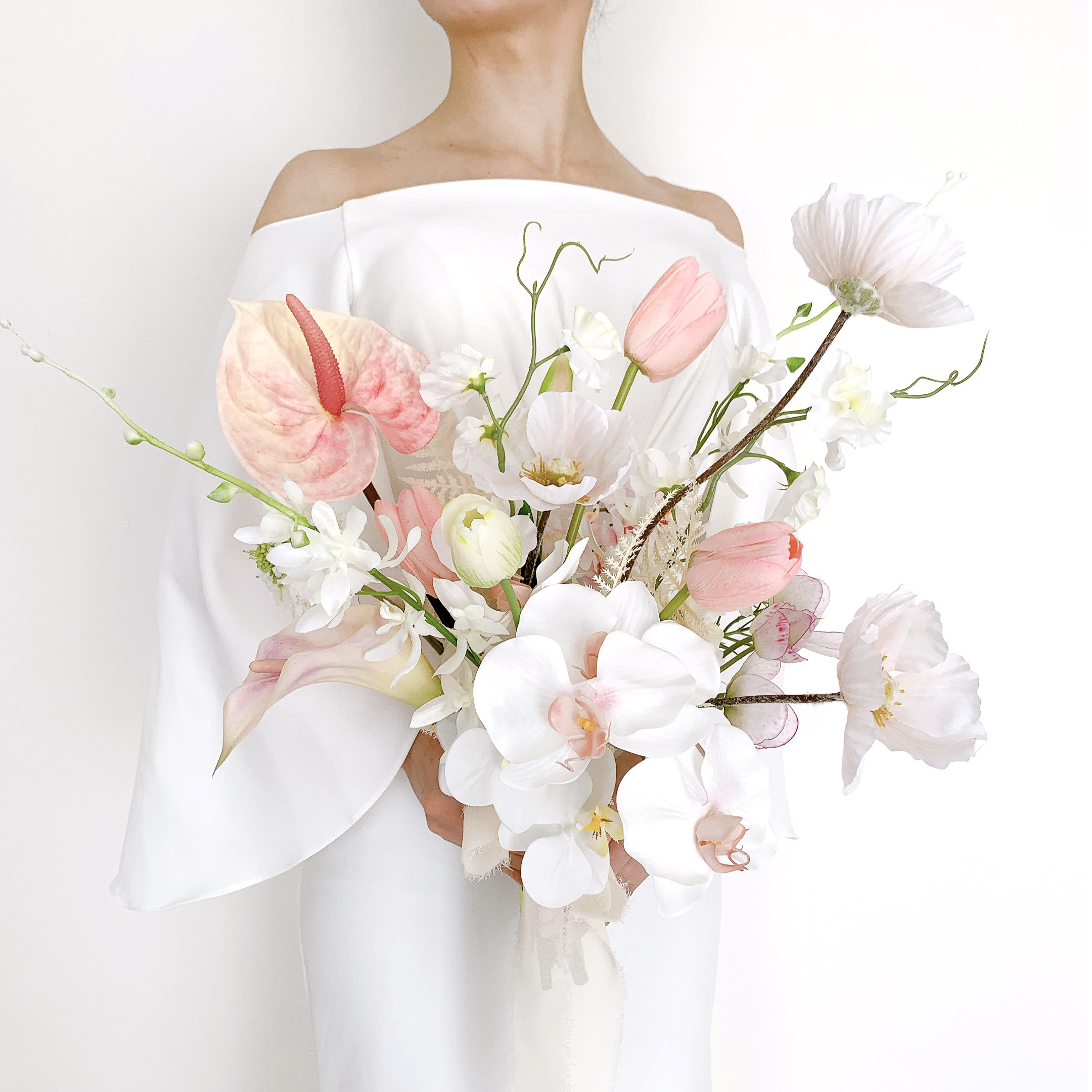 チューリップと胡蝶蘭のホワイトピンクブーケ ブートニア