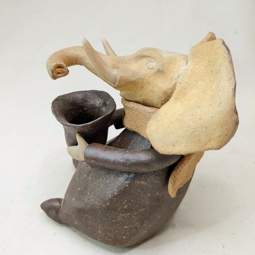 壺を抱える象」陶製 創作オブジェ 立体・オブジェ のの土 -nonodo