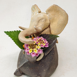 壺を抱える象」陶製 創作オブジェ 立体・オブジェ のの土 -nonodo