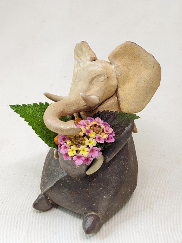 「壺を抱える象」陶製　創作オブジェ 1枚目の画像