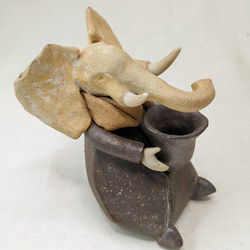 「壺を抱える象」陶製　創作オブジェ 7枚目の画像