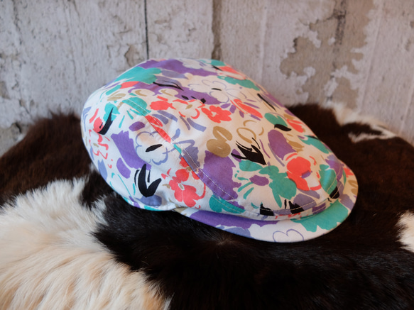 花の絵(白)ハンチング(flower painting(white) hunting cap) 1枚目の画像