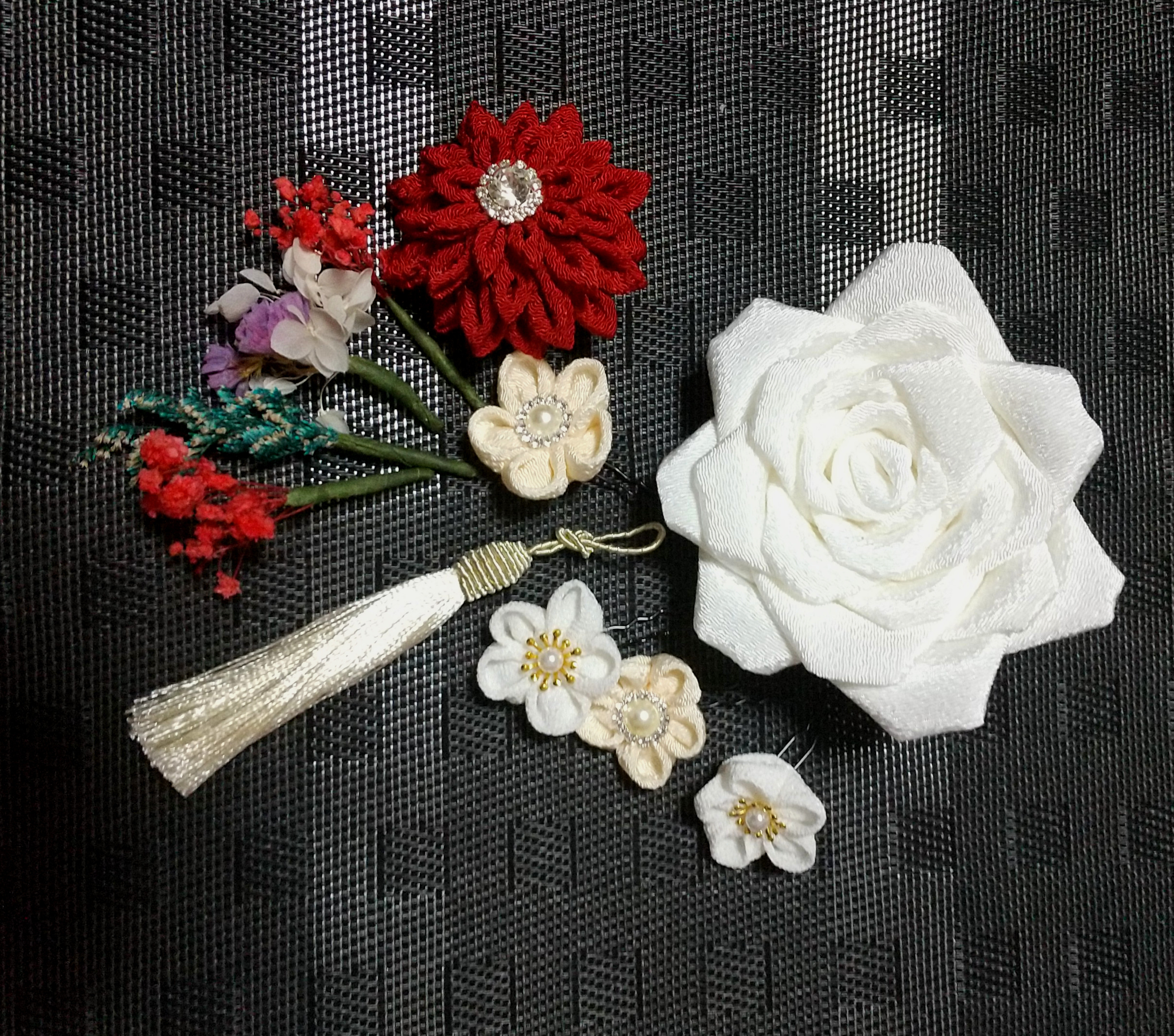 髪飾り 髪飾り白 薔薇の髪飾り 成人式髪飾り 卒業式髪飾り 七五三髪飾り 二十歳の集い髪飾り 七五三髪飾り つまみ細工