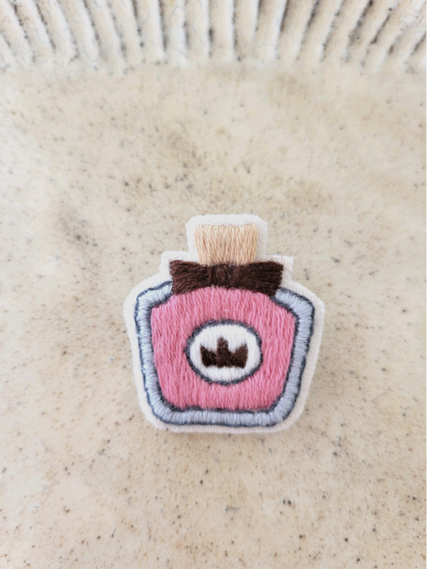 刺繍つき アンティークの香水瓶兼ブローチ