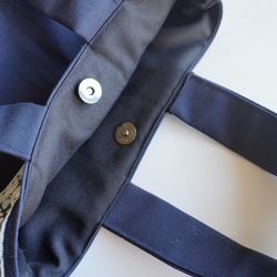 濃紺ベースの帆布にボタニカル模様の刺繍リボンを使用したマチありバッグ　FM2301NV03SR 5枚目の画像