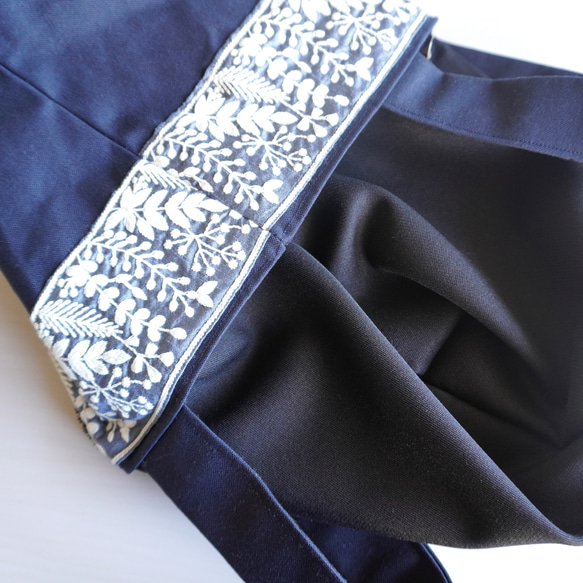 濃紺ベースの帆布にボタニカル模様の刺繍リボンを使用したマチありバッグ　FM2301NV03SR 3枚目の画像