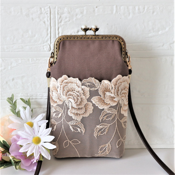 ココア色地にベージュ色の薔薇の花の刺繍チュールレースを使用した  