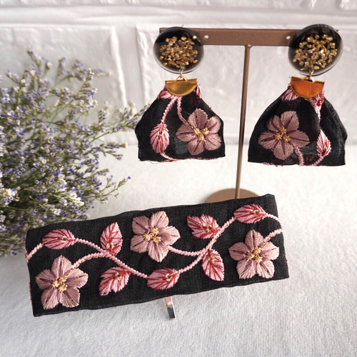 no.81 刺繍リボンとボタンカボションの華やかポニーフック2点