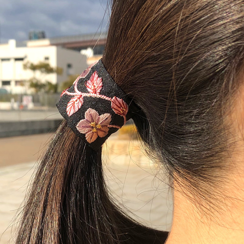 初夏の爽やかな装いに くるりと巻きつく、黒地×ピンクの花柄が映える