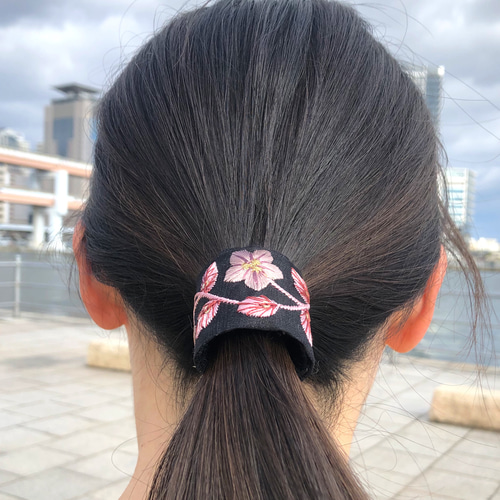 初夏の爽やかな装いに くるりと巻きつく、黒地×ピンクの花柄が映える