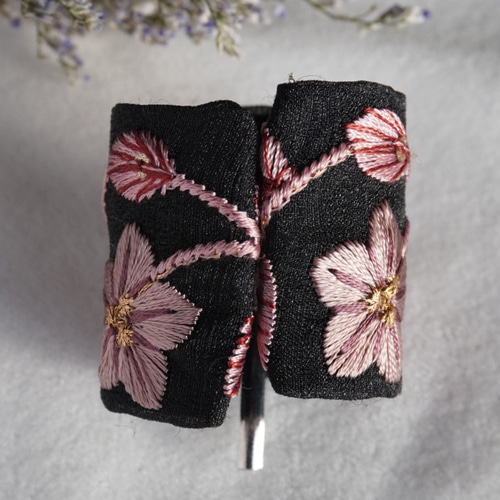 no.81 刺繍リボンとボタンカボションの華やかポニーフック2点セット