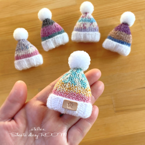 1頁】イニシャル刻印無料！『手編みのニット帽ブローチ』①～⑧ 毛糸の