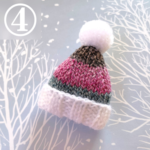 1頁】イニシャル刻印無料！『手編みのニット帽ブローチ』①～⑧ 毛糸の