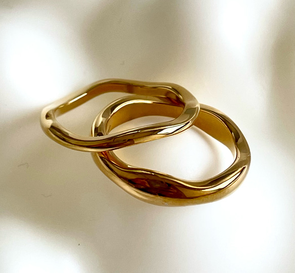 つけっばなし♪ＯＫ！金属アレルギー対応　316L サージカルステンレス　波打ち シンプル リング 指輪 kiitos 1枚目の画像