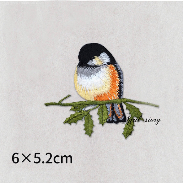 1枚/可愛い小鳥の刺繍ワッペン/黒とオレンジの羽/アイロン接着 1枚目の画像