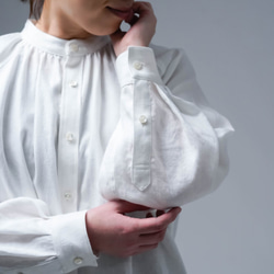 [wafu] 亞麻襯衫，精心剪裁的縮褶立領襯衫/白色 t034f1-wt1 第11張的照片