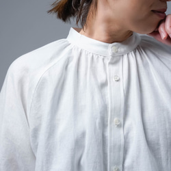 [wafu] 亞麻襯衫，精心剪裁的縮褶立領襯衫/白色 t034f1-wt1 第9張的照片
