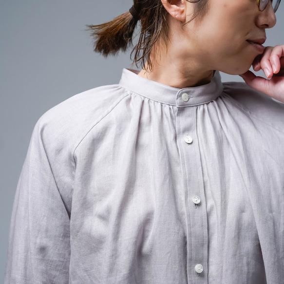 [wafu] 亞麻襯衫，精心剪裁的縮褶立領襯衫/灰櫻 t034f-hzk1 第9張的照片