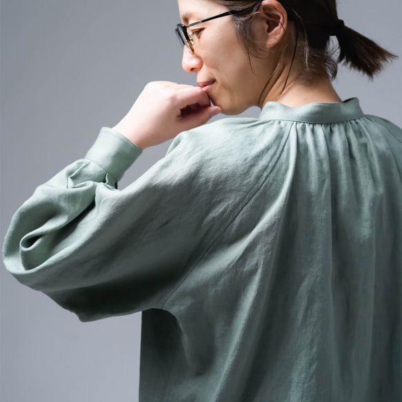 【wafu】リネンシャツ 巧妙に仕立てられしギャザースタンドカラーシャツ / 青磁鼠 t034f-snz1 10枚目の画像