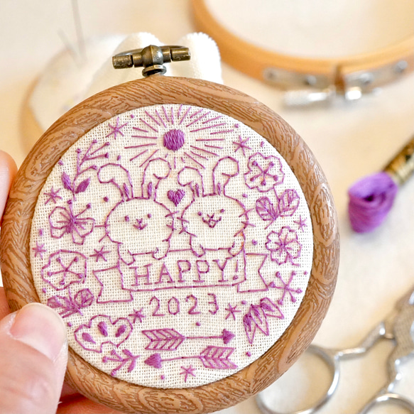 [刺繍キット]2023年 happy干支ウサギの刺繍飾り 1枚目の画像