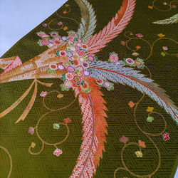 【正絹　洗い済】オリーブ色に華やかな羽と花束のはぎれ　約36×50ｃｍ　古布　はぎれ　和布 4枚目の画像