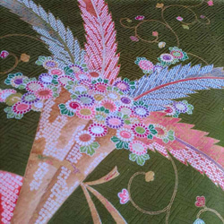 【正絹　洗い済】オリーブ色に華やかな羽と花束のはぎれ　約36×50ｃｍ　古布　はぎれ　和布 1枚目の画像