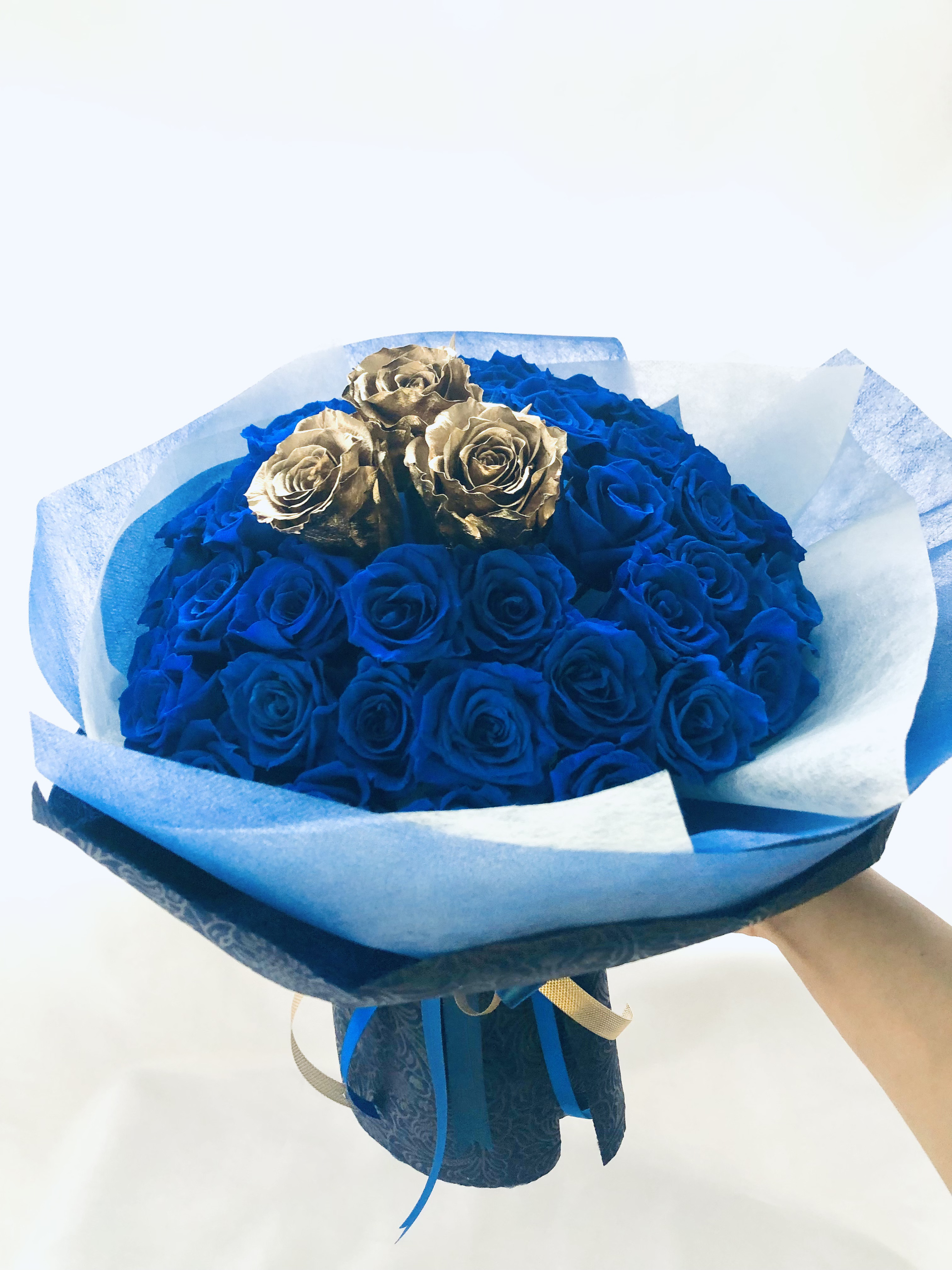青薔薇とゴールドローズの50輪花束/プリザーブドフラワー奇跡の