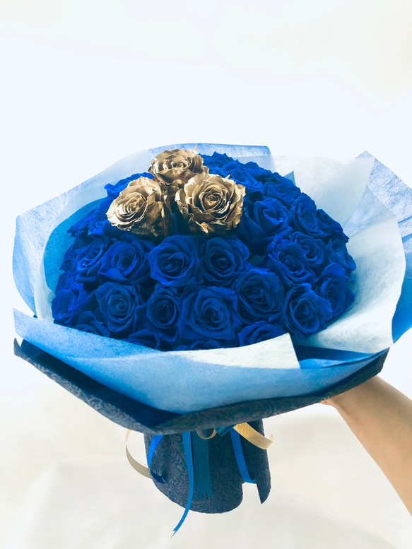 青薔薇とゴールドローズの50輪花束/プリザーブドフラワー奇跡の祝福/花束ラッピング 1枚目の画像