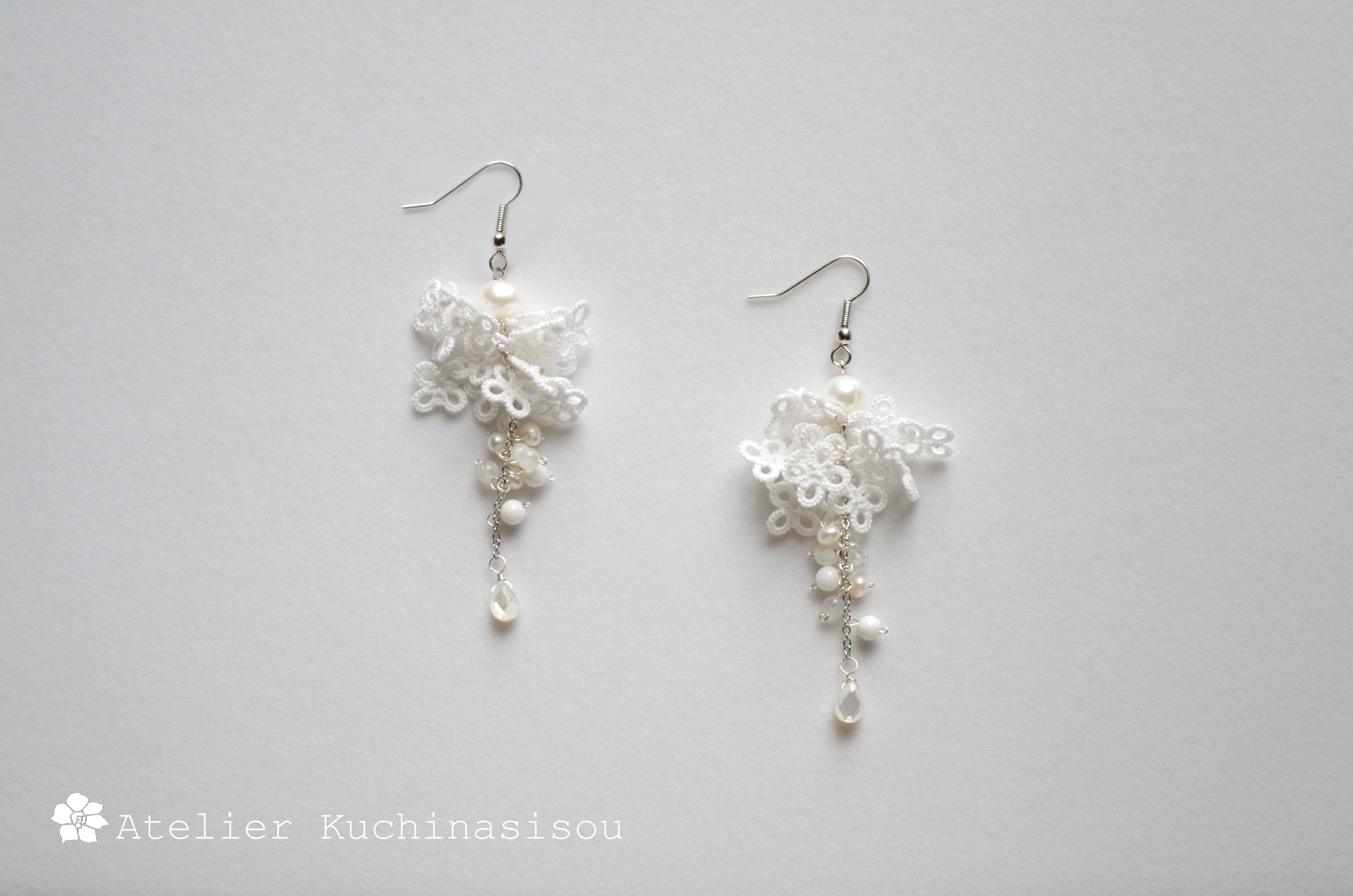 タティングの小花と雫玉のピアス〈スノウホワイト〉