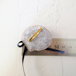 チェコガラスボタンのビーズ刺繍ブローチ（K1127) 4枚目の画像