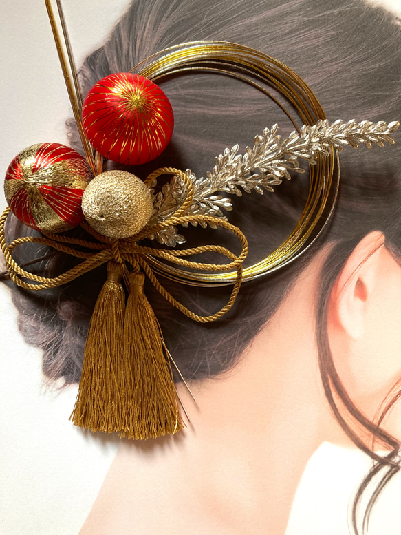 くす玉　水引　タッセル　シルバーリーフ髪飾りアレンジ 3枚目の画像