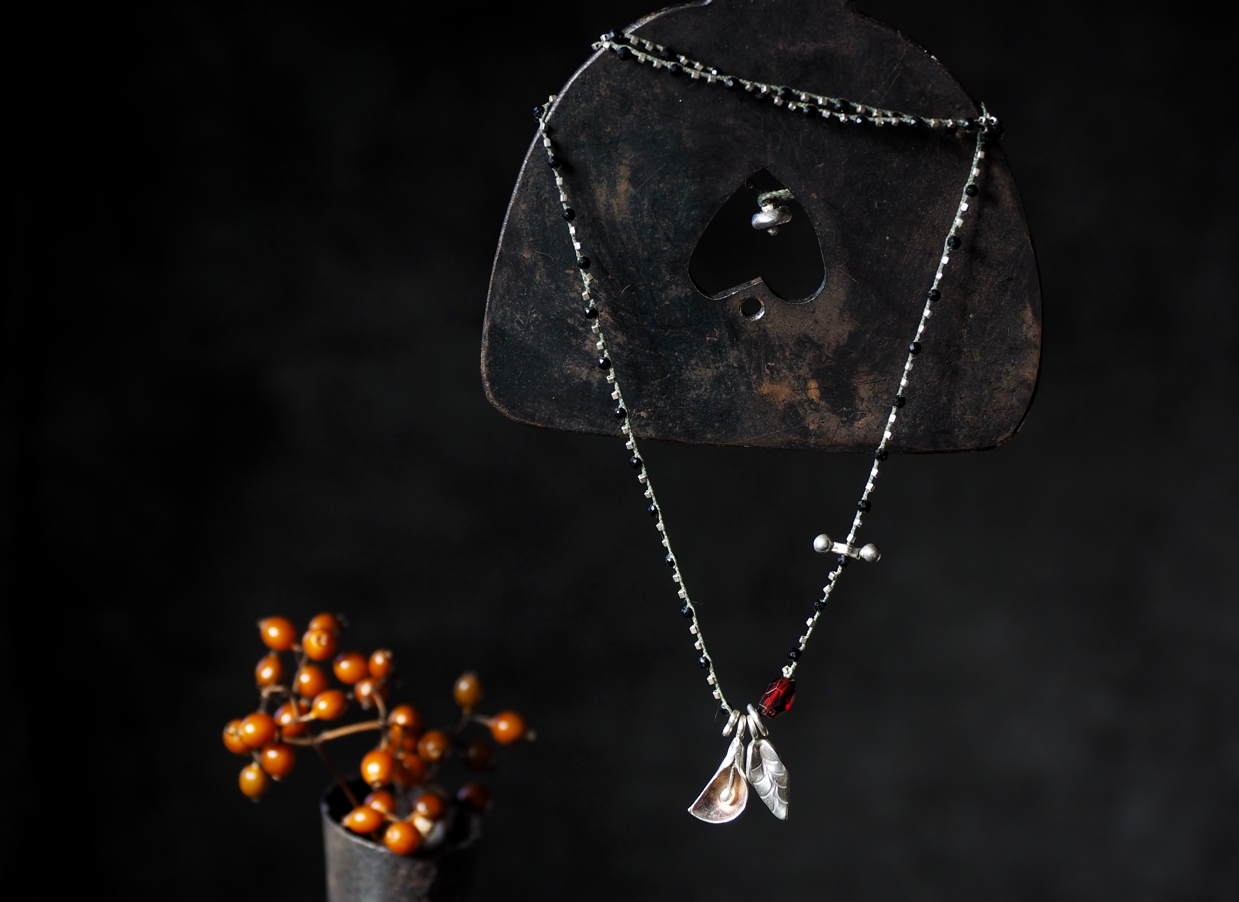 カレンシルバー"ボタニカル"チャーム ガーネット ブラックスピネル 編み込みロングネックレス