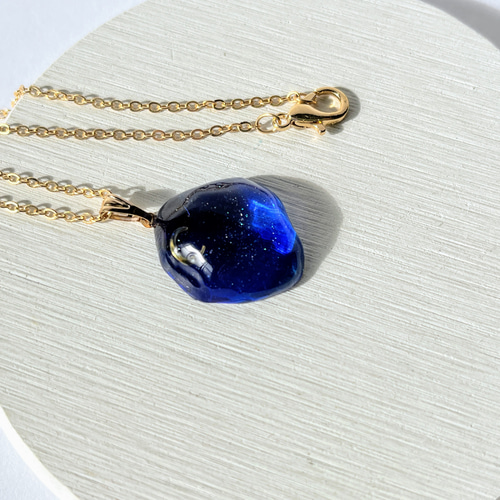 海に浮かぶ月夜の満天星空ネックレス / レジン / 三日月 ネックレス