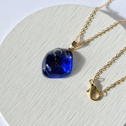 はくとん　　佐竹ガラスの星空ネックレス　レジンネックレス　ハンドメイド 海に浮かぶ月夜の満天星空ネックレス / レジン / 三日月